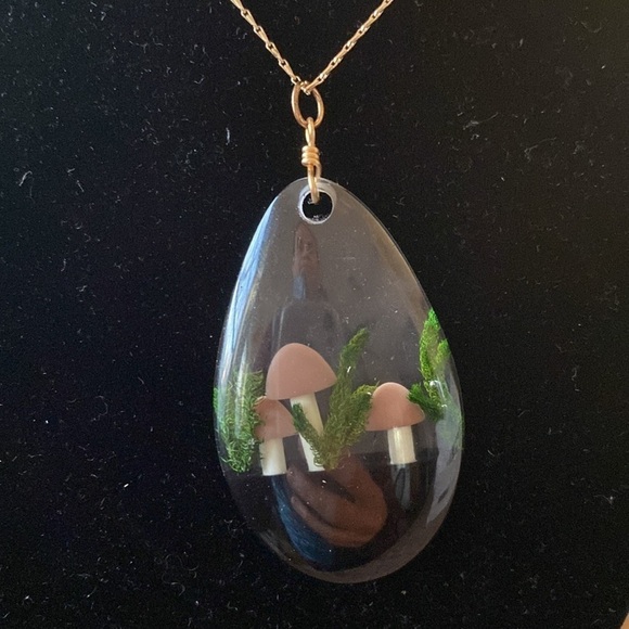 DELICATE gold chain and mushroom resin teardrop pendant statement necklace - Picture 2 of 5